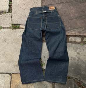 Pantalones Vaqueros Personalizados de 16 Onzas con Hebilla Trasera, Tela Roja Salvage, Corte Japonés, Estilo Vintage, Pierna Recta Ancha, Denim Crudo con Borde Verde, Estilo Baggy - Product Image 1