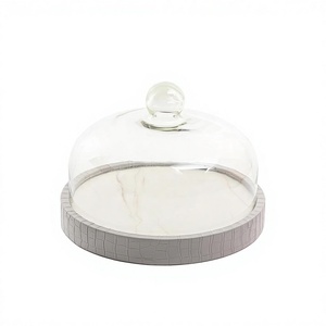 Plateau à chocolat en bois et cuir au design fabuleux avec couvercle en verre, vaisselle de qualité supérieure, plateau de service en vente - Product Image 1