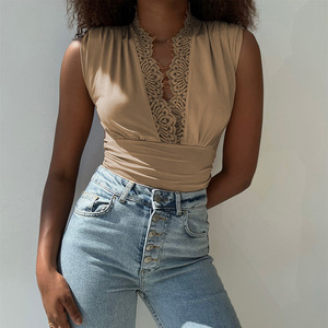 Top azul sin mangas con cuello en V y detalles de encaje en la cintura, ideal para uso diario. - Product Image 3