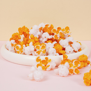 โมเดลข้าวโพดคั่วจำลองจาก PVC ของเล่นขนมขบเคี้ยวพองๆ สนุกสนานและสมจริง พวงกุญแจรูปเมล็ดข้าวโพดปลอม - Product Image 1