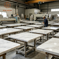 Mobilier de restaurant pour projet hôtelier Ron Group : Banquette en tissu, chaise rembourrée avec base métallique, table carrée en marbre