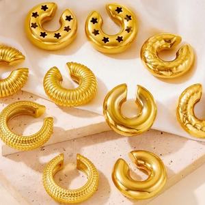 Pendientes de Aro Gruesos Personalizables al por Mayor, Chapados en Oro de 18K, de Acero Inoxidable, Minimalistas, Huecos, para Mujer - Product Image 1