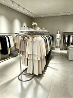 Présentoirs de Luxe en Gros pour Vêtements – Portants Circulaires Minimalistes en Chrome Argenté pour Boutiques