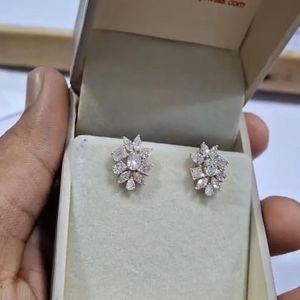 Pendientes de Oro Amarillo de 14K con Diamantes Cultivados en Laboratorio, Certificados por IGI, Diseño Floral de Estrella, Elegantes para Novia, Boda, Fiesta - Product Image 2