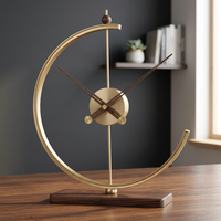 Horloge de table abstraite moderne en métal avec base en bois, horloge de bureau décorative, accent décoratif pour la maison, salon, bureau et chambre à coucher