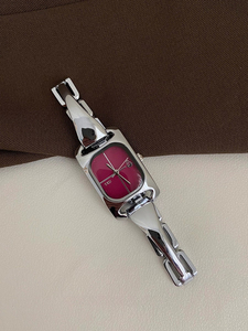 Orologi da Donna con Quadrante Quadrato e Logo Personalizzato all'Ingrosso con Cinturino in Metallo Lucido per Rivenditori di Marchi e Fornitori di Regali OEM - Product Image 3