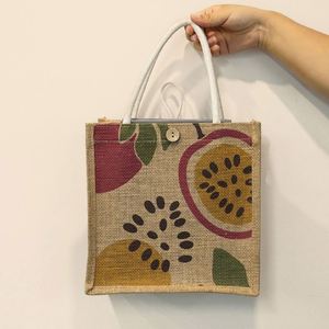 Sac fourre-tout réutilisable en toile de jute naturelle avec impression personnalisée de lettres florales pour cadeaux, shopping, mariage - Product Image 5