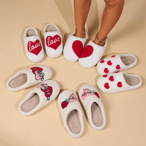 Cadeau de la Saint-Valentin en gros femmes hiver pantoufles d'intérieur chaud maison diapositives mignon amour coeur motif pantoufles belle polaire <span class=keywords><strong>pantoufle</strong></span> - Product Image 3