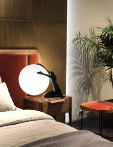 Lampe de table en résine sculptée en forme d'être humain assis de style nordique, moderne, tenant <span class=keywords><strong>la</strong></span> boule, lampe de chevet en fibre de verre pour <span class=keywords><strong>la</strong></span> lecture - Product Image 5