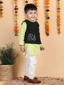 Lindo niño con kurta y pijama tradicionales de estilo étnico, con chaleco negro, aspecto festivo, vista desde atrás, de pie con decoración floral. - Product Image 3