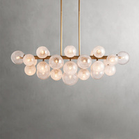 Laiton bruni, bronze et aluminium avec globes en verre soufflé à la main Couleur dorée Lustre linéaire moderne