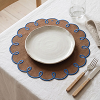 Sets de table brodés en lin pur 100% de différentes couleurs, ronds et festonnés, pour une mise en place de table chic