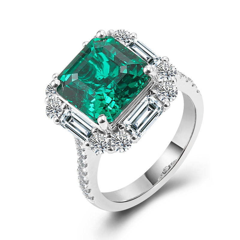 Bague en or massif 18 carats avec pierre précieuse de laboratoire.