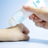 Tube de crème pour le corps en plastique avec tête de massage