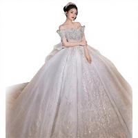 Robe de mariée épaules dénudées, style robe de bal, ornée de perles et de paillettes, longueur ras du sol, avec traîne chapelle pour la mariée