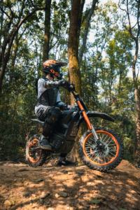 Motocicletta Elettrica Fuoristrada 48V 20AH 2200W, 30 Mph, Motore Brushless, Freni a Disco Idraulici, Perfetta per Avventure all'Aperto - Product Image 6