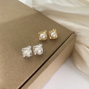 Dernières nouveautés : boucles d'oreilles pour femmes en argent 925 plaqué or, nacre blanche, style coréen, tendance et à la mode. - Product Image 4