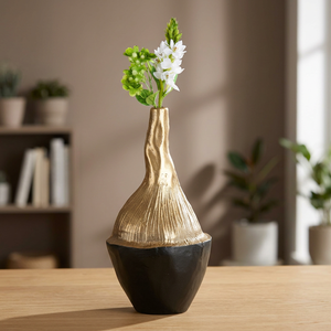 Jarrón Decorativo Contemporáneo de Metal Negro y Dorado para Mesa, Hecho a Mano, con Textura Geométrica y Diseño Decorativo - Product Image 6