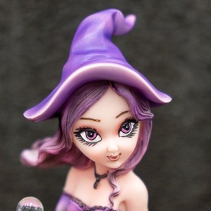 รูปปั้นนางฟ้าแม่มดสวยงาม วาดด้วยมือ งานฝีมือเรซิ่น รายละเอียดประณีต พร้อมกระปุกแก้วใส่เหรียญ สำหรับตกแต่งบ้านในวันฮาโลวีน ของขวัญ - Product Image 4