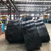 Bande transporteuse en caoutchouc résistante au froid et à la chaleur, à motif Chevron Huadu, à rainures en V, pour le transport de céréales en forte pente au Kazakhstan