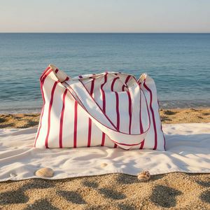 Toalla de Playa de Microfibra Personalizada, Libre de Arena, de Secado Rápido y Absorbente, con Bolsa para Toalla de Piscina - Product Image 2