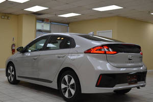 รถยนต์มือสอง Ioniq Plug-in Hybrid 4 ประตู แฮทช์แบ็ก ปี 2019 เบาะหนัง กล้องมองหลัง พวงมาลัยซ้าย ซันรูฟ ไฟหน้า LED ราคาพิเศษ - Product Image 4
