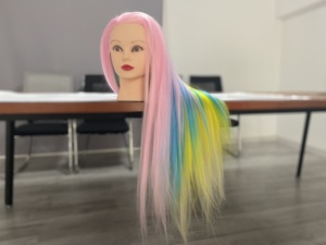 Cabeza de maniquí colorida de 24-26 "con pelo sintético 100%, cabeza de muñeca de cosmetología de peluquería profesional para novia, cabeza de entrenamiento - Product Image 2