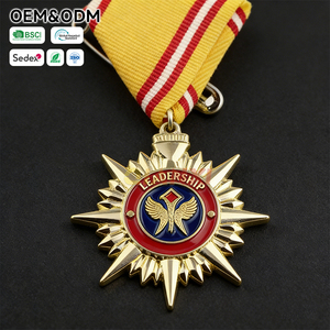 Medalla de Valor Personalizada con Corona de Laurel en Relieve, Acabado Plateado, Medallón Decorativo Superior con Cinta - Product Image 3