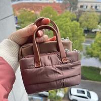 Mini sac fourre-tout gonflé matelassé porte-clés petit sac à main pour femmes mignon sac de maquillage porte-clés breloque accessoires pour sac à dos