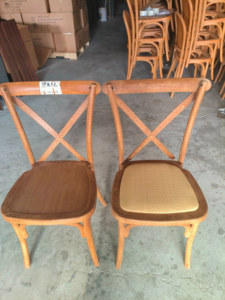 Chaise empilable en plastique imitation bois à dossier croisé pour événements, mariages et locations hôtelières - Product Image 4