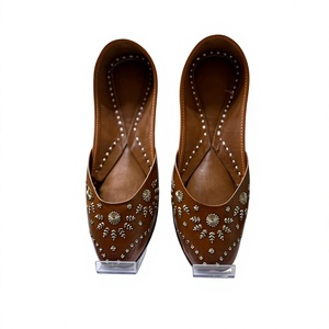 Zapatos de Mujer BS INTERNATIONAL, Diseño Tradicional Indio, Tacón Plano, Cuero Genuino, Cierre de Gancho y Bucle, Punta con Patrón Floral, a la Moda - Product Image 6