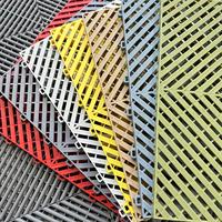 Tapis de sol modulaires en plastique antidérapant Carreaux de sol de garage à emboîtement pour l'atelier de détail automobile Style design industriel
