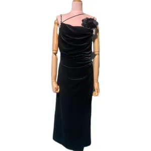 Женское вечернее платье без рукавов с тонкими бретельками и плотными складками средней длины с открытой спиной