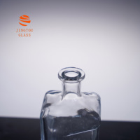 Bouteille de liqueur en verre transparent gaufré à lignes obliques carrées de 500 ml, base lourde, bouteille en verre personnalisée pour l'emballage du whisky, de la vodka et des spiritueux