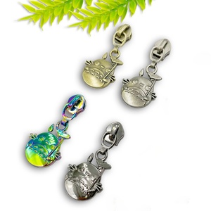 Tiradores/Deslizadores de Cremallera con Forma Personalizada a Precio de Fábrica - Product Image 3