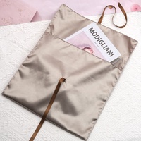 Pochette de Rangement Luxe en Satin Rose Imprimé Logo Personnalisé pour Extensions de Cheveux, Cosmétiques, Perruques et Cadeaux