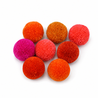 Vente en gros de boules de pompons en fil acrylique, couleurs Pantone assorties, couleurs personnalisées pour l'artisanat et les décorations, en vrac, directement de l'usine