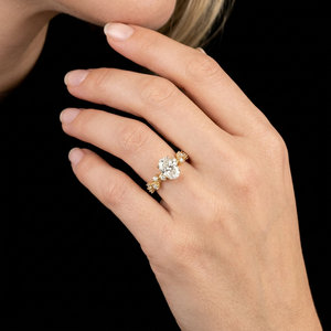 Bague de fiançailles en diamant synthétique cultivé en laboratoire de 1,35 carat, taille ovale, certifiée IGI, plaquée or 18k 14k, alliance florale en grappe - Product Image 1