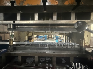 Alat Pres Plat Logam untuk Pemasangan Plat Penyangga Beam Belakang dengan Teknologi <span class=keywords><strong>Stamping</strong></span> Otomatis dan Progressive <span class=keywords><strong>Stamping</strong></span> Die - Product Image 2