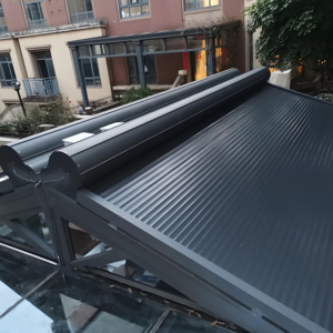 Design moderne en alliage d'aluminium toit <span class=keywords><strong>roulant</strong></span> motorisé patio lucarne store coupe-vent extérieur auvent <span class=keywords><strong>volet</strong></span> extérieur autres portes - Product Image 4