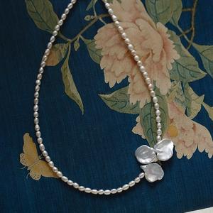 Collar Corto de Perlas de Agua Dulce con Diseño Retro Wanru, Pétalos Transparentes, Luz Natural Intensa, Color Natural Barroco Retro - Product Image 3