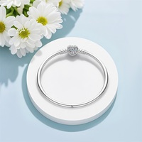 Bracelet léger et lisse en forme de cœur scintillant avec fermoir, certifié CE, idéal pour les tenues quotidiennes et les rendez-vous galants, par Shenzhen Capstan Jewelry