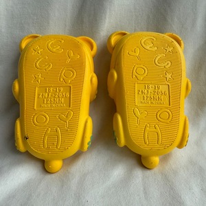 Pantofole con stampa animalier per bambini, a forma di cane giallo, in materiale PVC antiscivolo, per tutte le stagioni, taglia 18-29 - Product Image 2