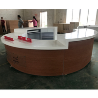 Comptoir de réception circulaire en Corian blanc, design populaire, comptoir avant avec affichage arrière