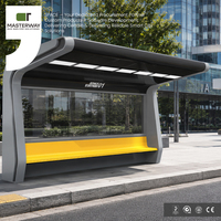 Abri de bus urbain extérieur à faible consommation d'énergie avec éclairage LED 12V, cadre rectangulaire en aluminium, panneau frontal en verre et intégration éolienne en acier