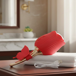 Vibratore a Forma di Fiore Rosa Yequ, Stimolatore Clitorideo a Suzione in Silicone Impermeabile IPX5, Ricaricabile Magnetico per Donne Adulte - Product Image 1