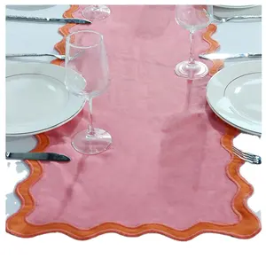Chemin de table tissé en polyester 100% style dobby avec motif imprimé, couleur et logo personnalisables pour les mariages rustiques, usage domestique/hôtelier - Product Image 1