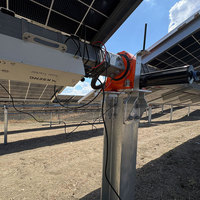 Système de suivi de panneaux photovoltaïques efficace, tracker solaire plat à axe unique avec composants de contrôle pour centrale solaire à grande échelle