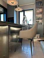 Chaise de salle à manger de luxe léger, style italien haut de gamme, avec accoudoirs entièrement rembourrés en cuir ultra-fibre, pour table îlot et table à manger