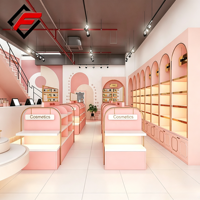 Étagères d'exposition personnalisées avec éclairage LED pour boutique de cosmétiques tendance, design d'intérieur pour magasin de soins de la peau, boutique de parfums et de maquillage